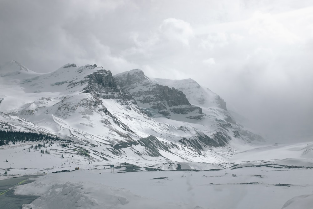 fotografia panorâmica de neve coberta de montanha