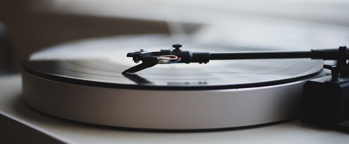 tilt shift lens photography of gray and black turntable