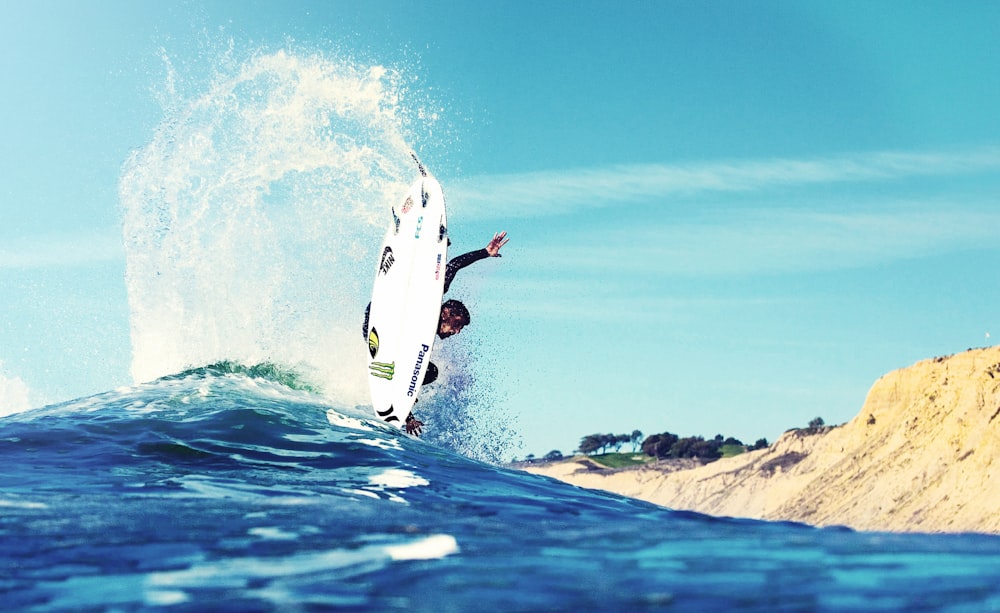 homme surfant près de la terre