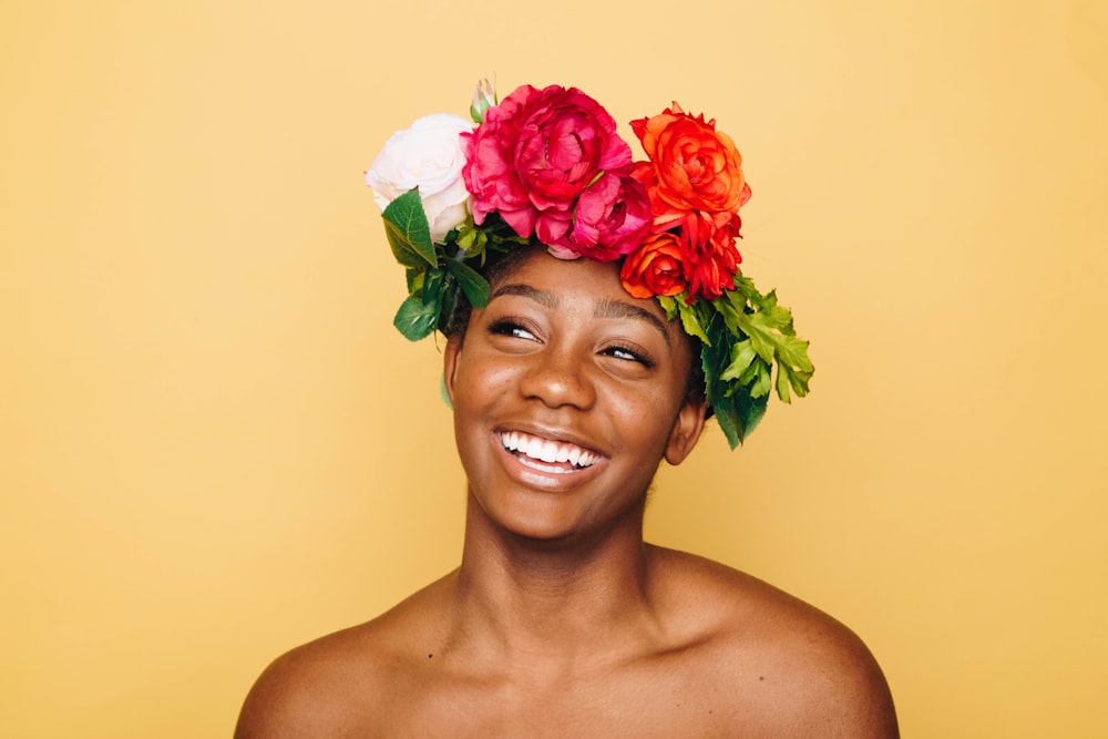 mulher sorrindo usando coroa de flores