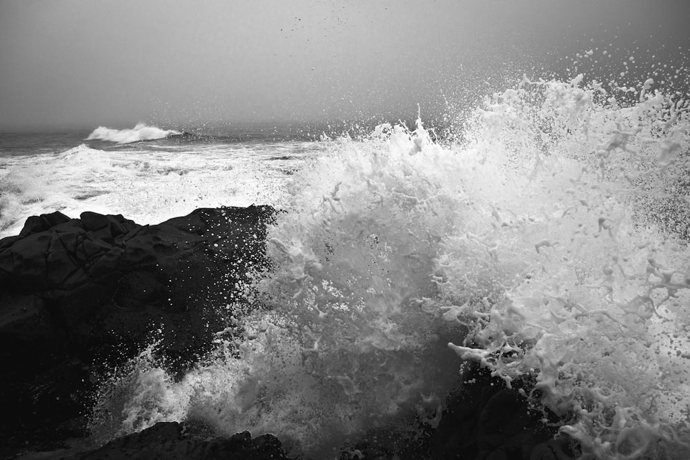 ocean waves during daytime