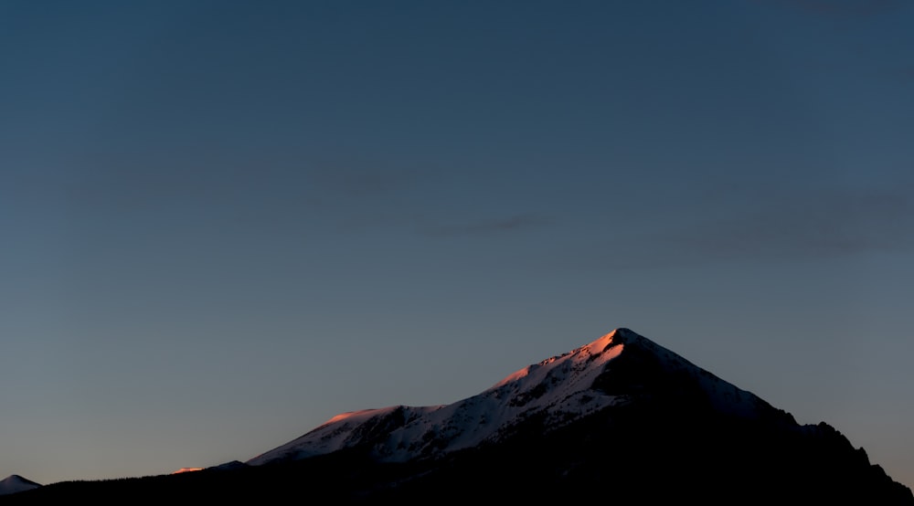 夕暮れ時の山の丘