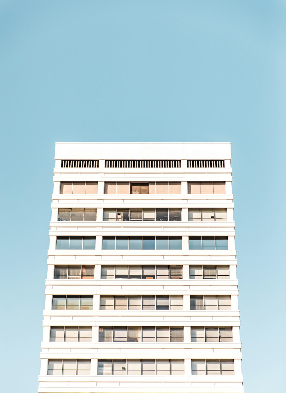 edifício branco com janelas de vidro