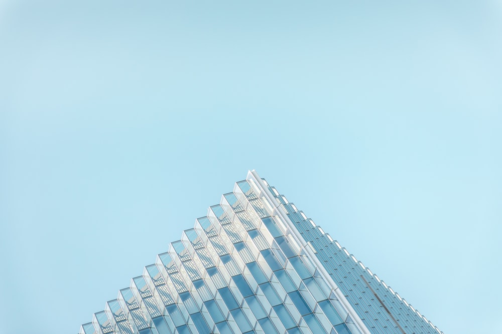흰색과 파란색 콘크리트 건물 천장 사진