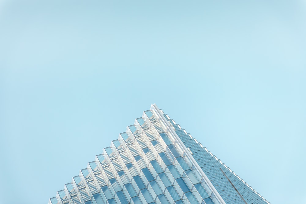 Foto del techo del edificio de hormigón blanco y azul