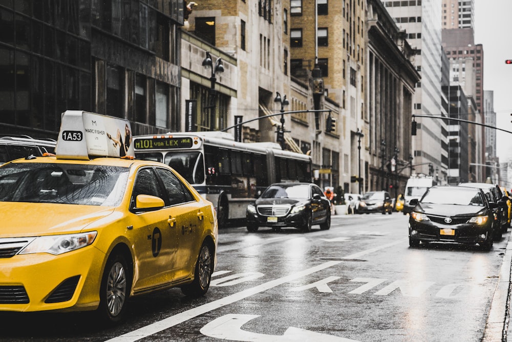 Taxi amarillo que circula por las calles de la ciudad