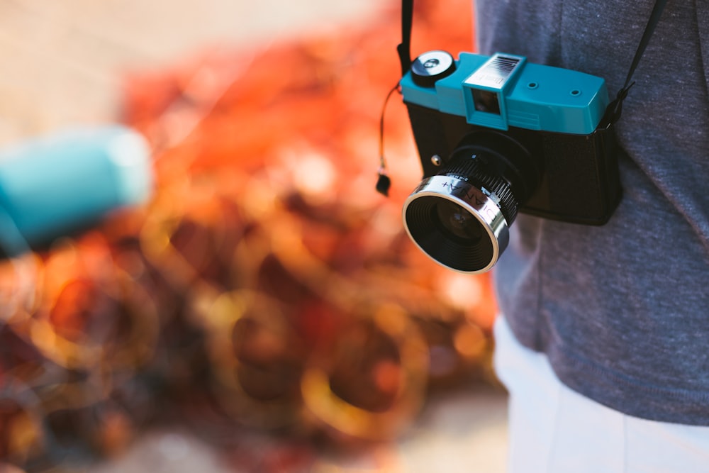 Schwarze und blaue Point-and-Shoot-Kamera