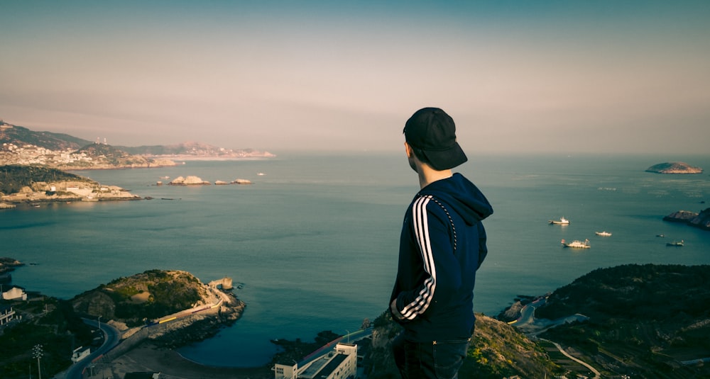 Mann steht auf Klippe in der Nähe des Meeres