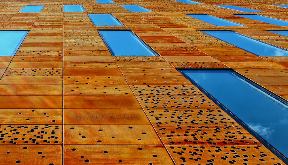 un bâtiment qui a beaucoup de fenêtres