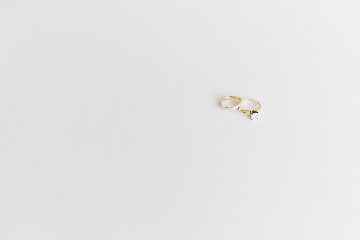 Cincin kawin emas di atas permukaan putih