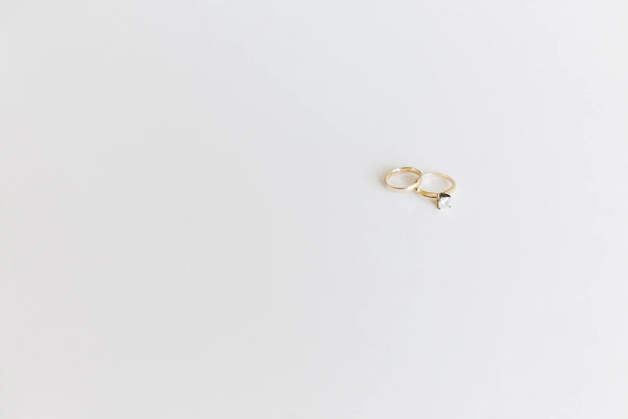 Minimal gold rings