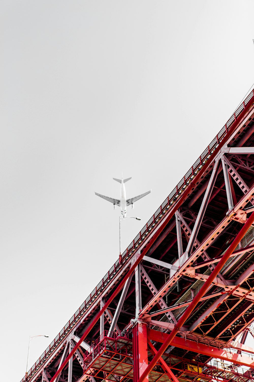 Fotografía de ángulo bajo del avión de transporte sobre el puente