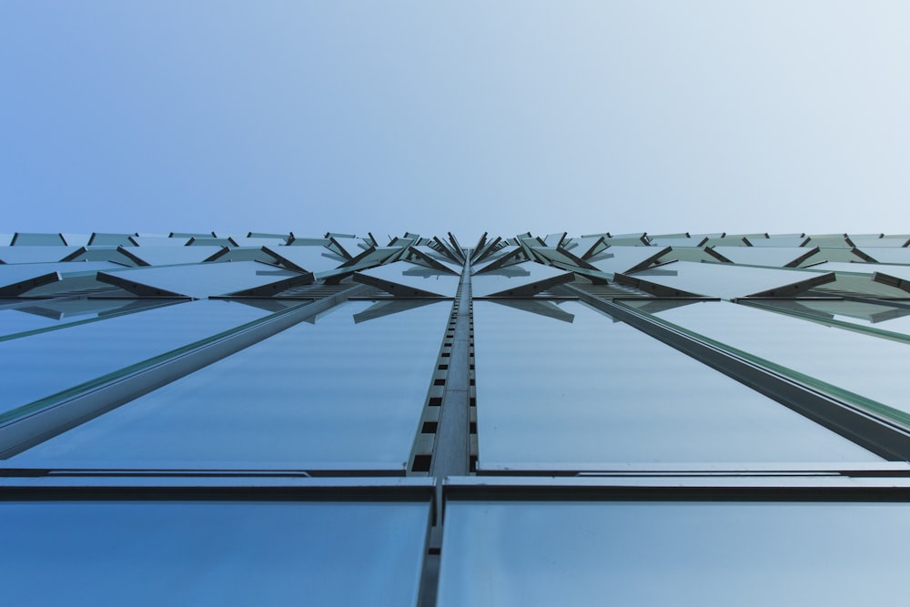Fotografía de ángulo bajo de un edificio de gran altura durante el día