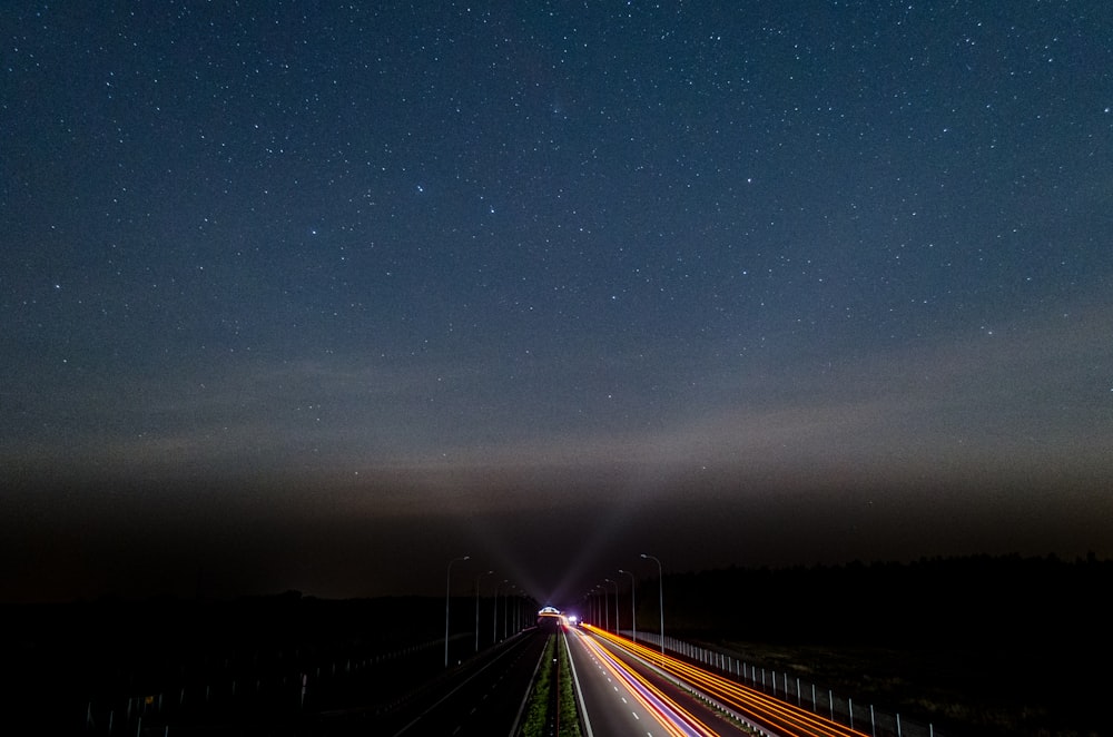 Vehículos en la carretera durante la noche