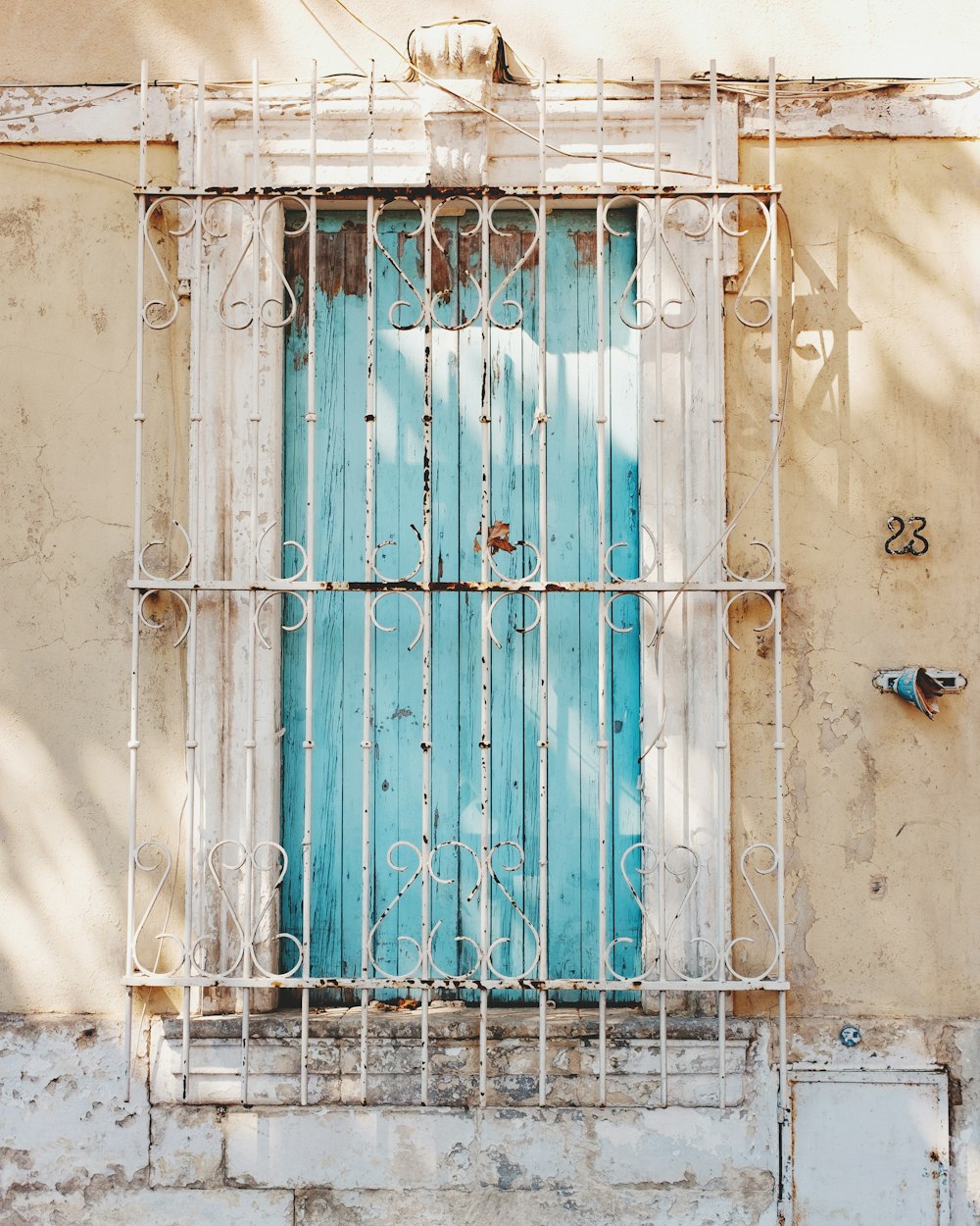 reja de ventana de acero blanco