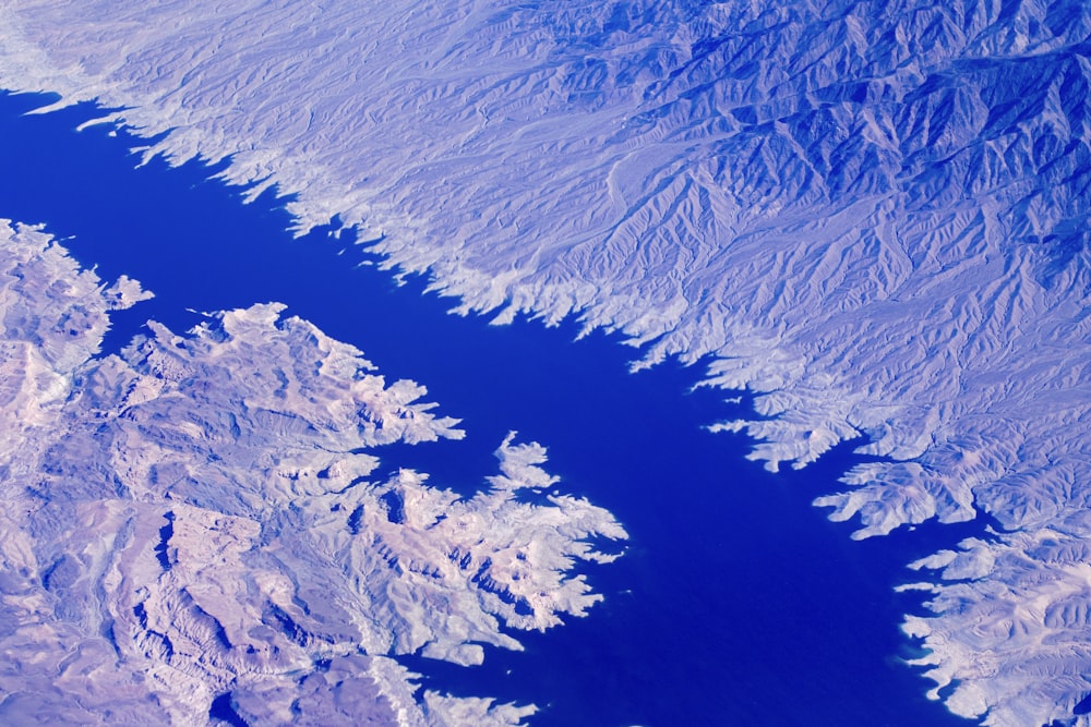 Photo aérienne d’un plan d’eau entre les montagnes