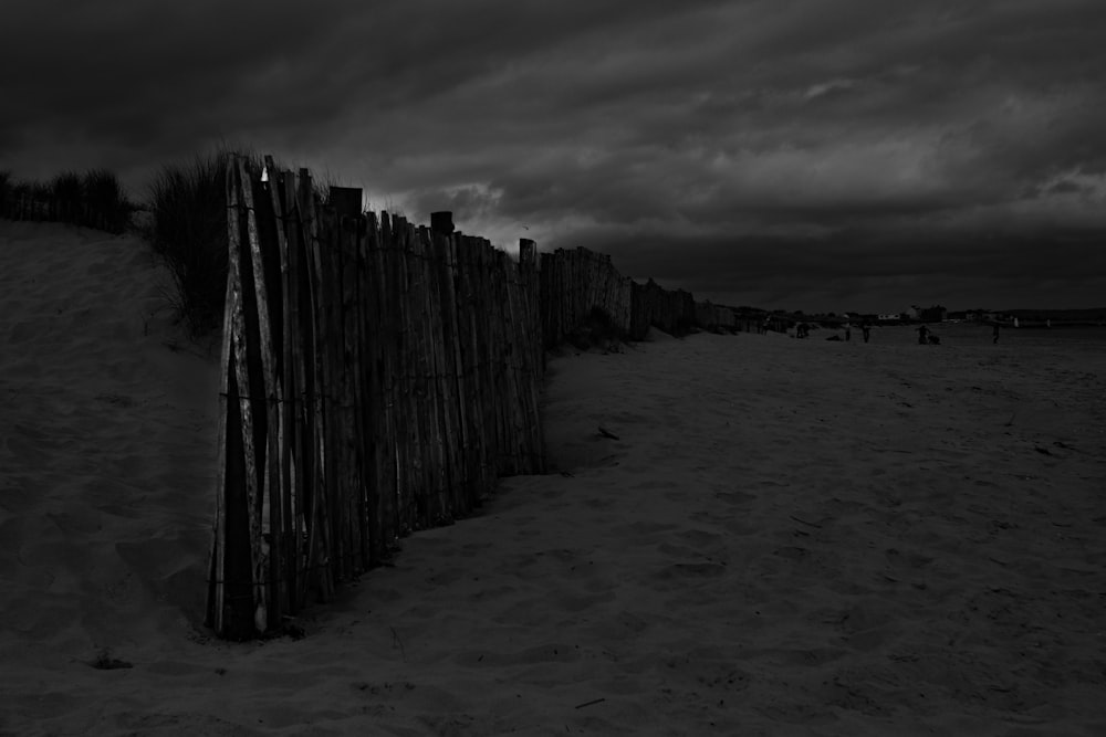 clôture en bois sur champ de sable