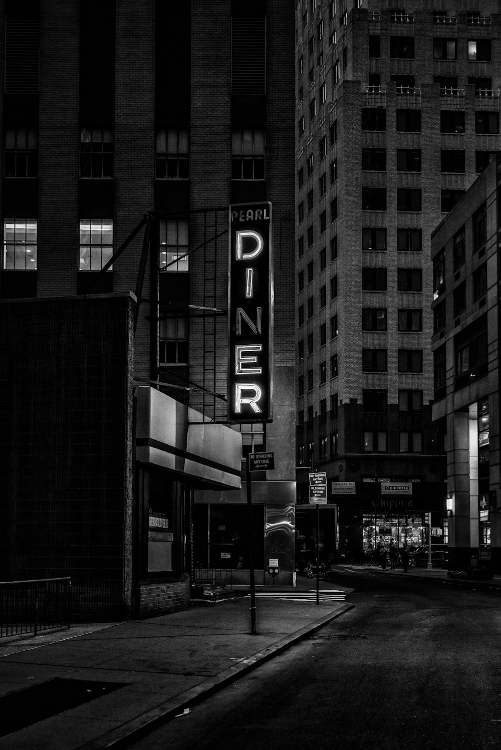 Foto en escala de grises del letrero de Pearl Diner en la ciudad