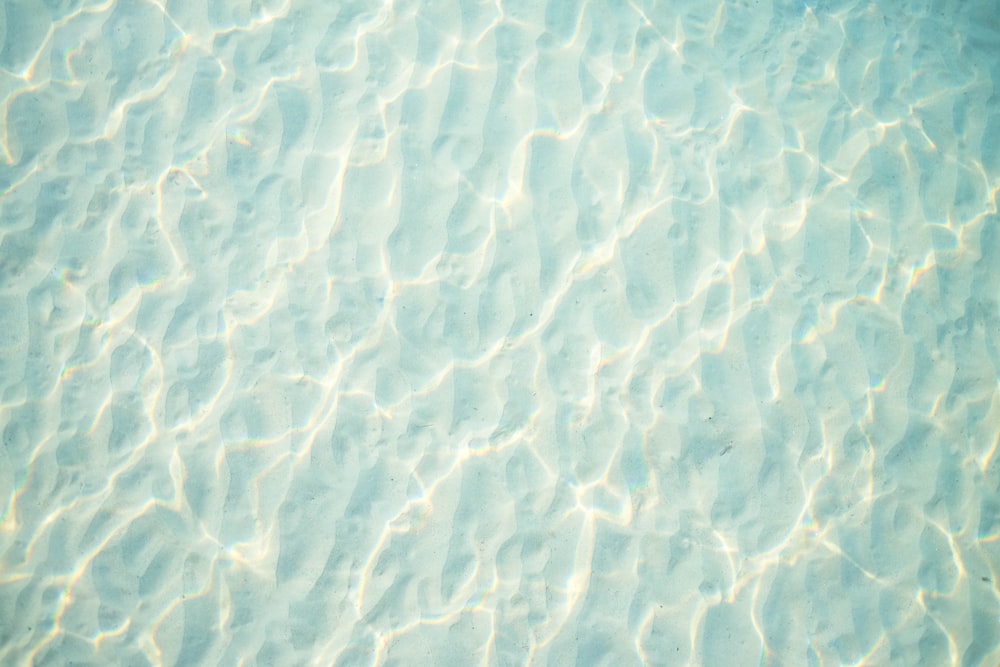 Ein Blick auf das Wasser vom Boden eines Schwimmbades