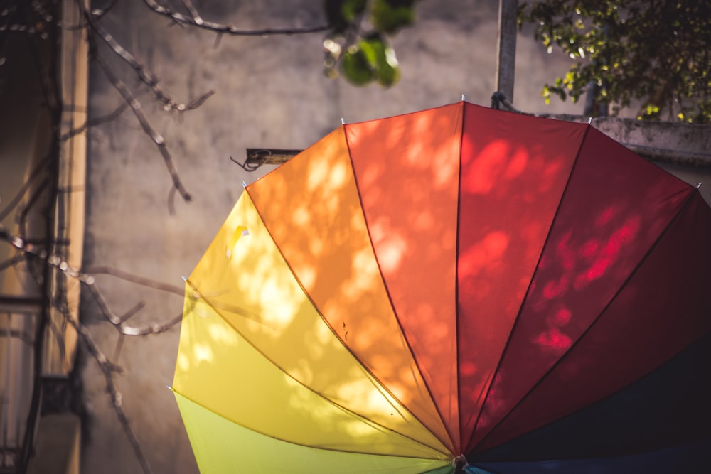 mehrfarbiger Regenschirm an der Stange aufgehängt