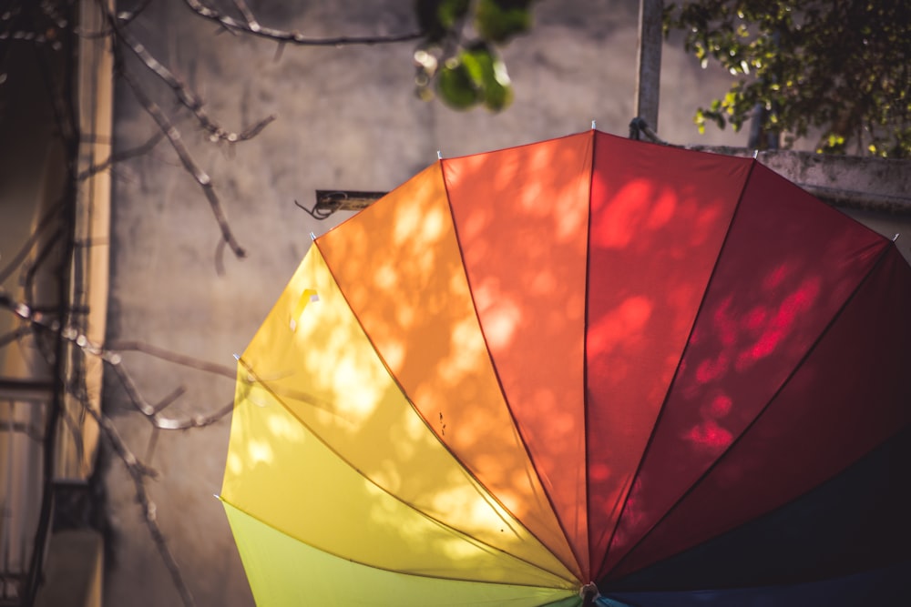 parapluie multicolore accroché à un poteau