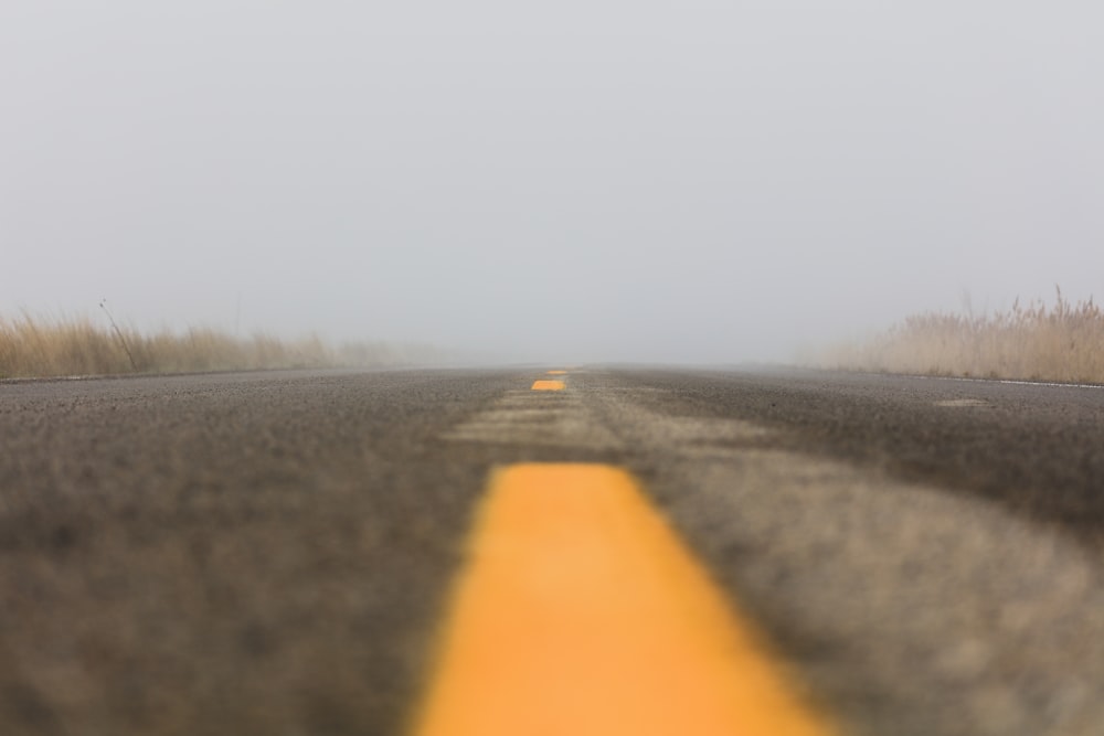 Schwarze Asphaltstraße tagsüber