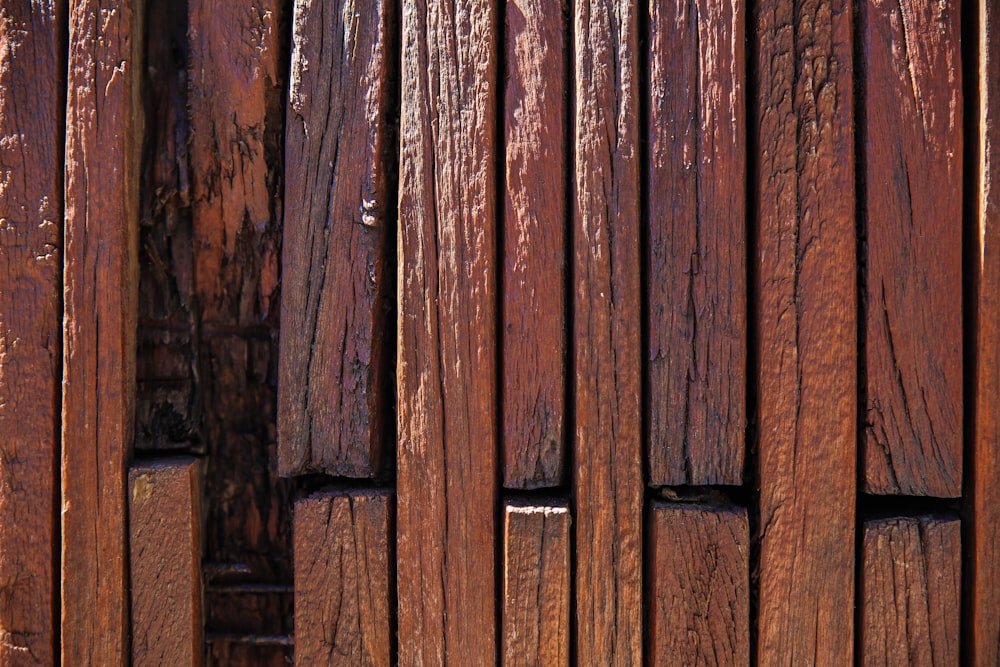 Planche en bois marron avec clôture en métal noir