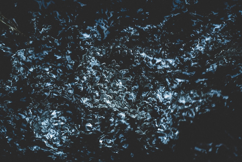 Ein Schwarz-Weiß-Foto von etwas Wasser