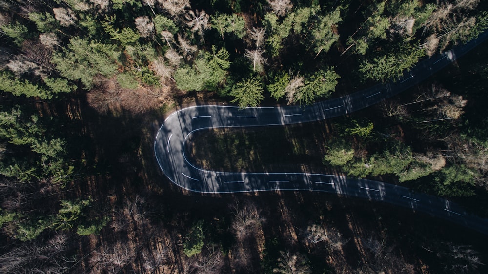 Fotografía de vista aérea de una carretera de hormigón gris durante el día