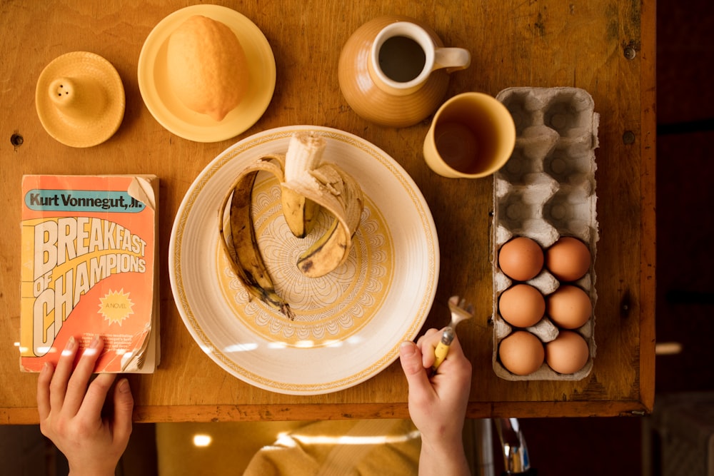 Plato con plátano y bandeja de huevos en la mesa