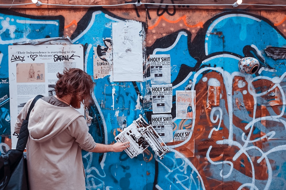 Person im grauen Kapuzenpullover mit Poster