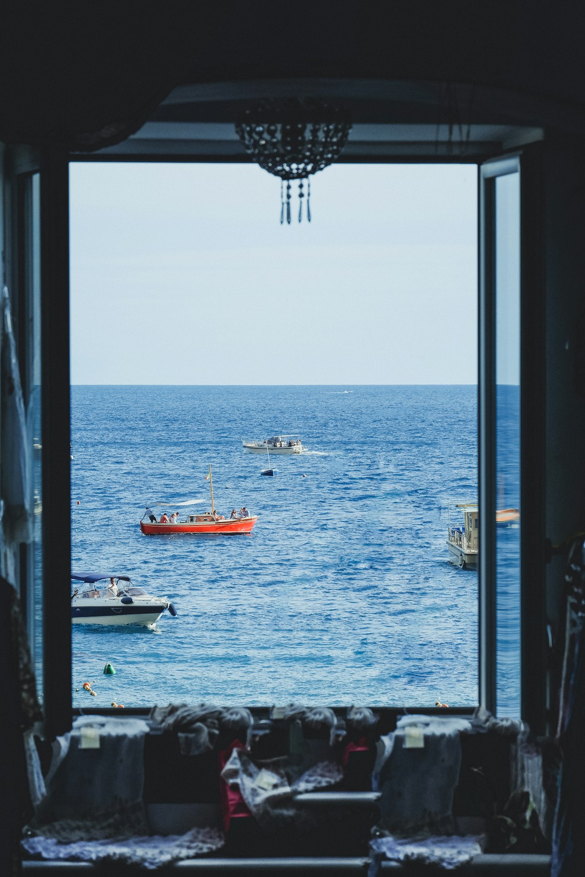 Vista desde una ventana al puerto con barcos representando el alojamiento para tripulación