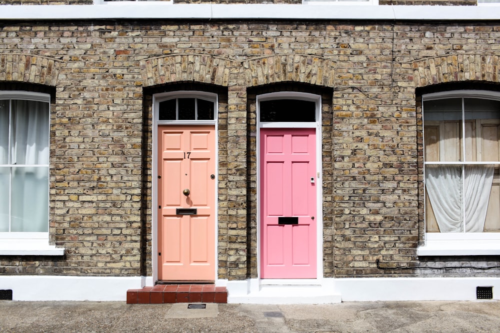 deux portes ensemble pendant la journée