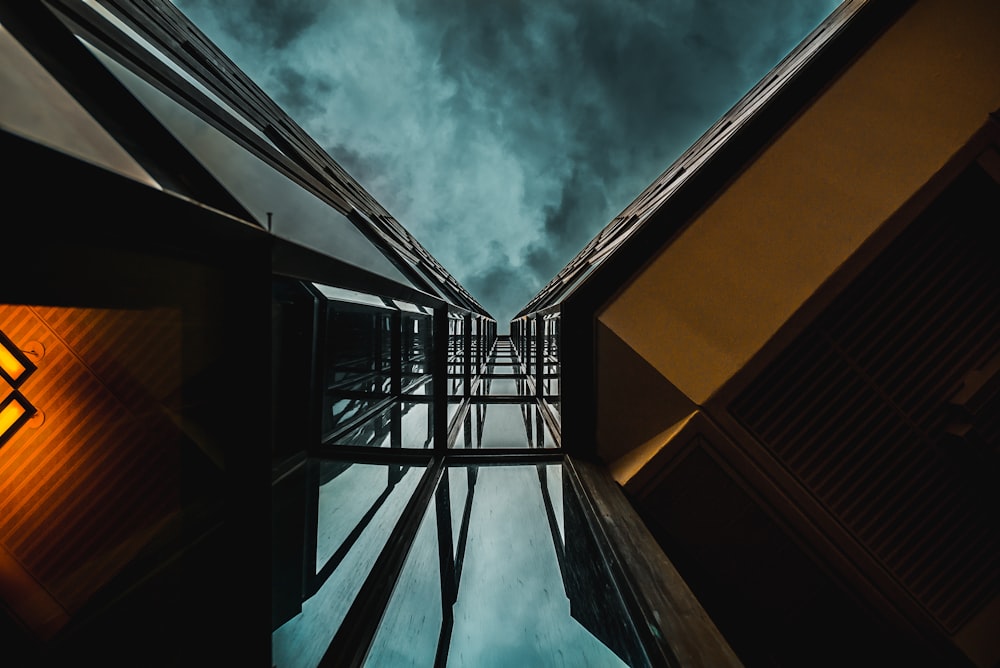 푸른 구름 아래 고층 건물의 로우 앵글 사진