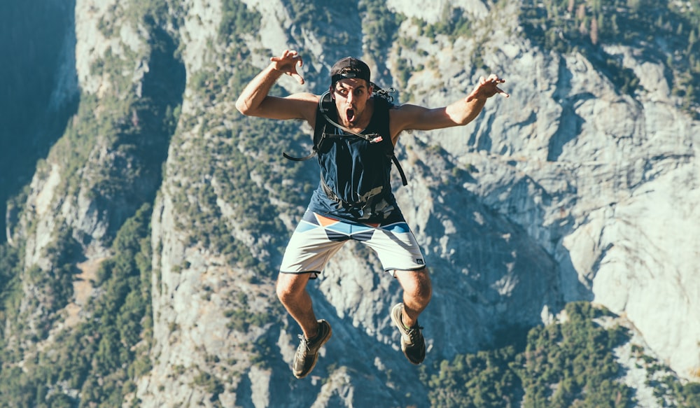 Homem pulando em cima do monte