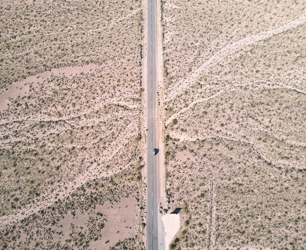 coche en medio de la carretera