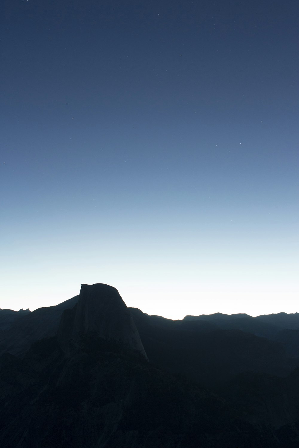 Silhouette eines Berges unter blauem Himmel während des Tages