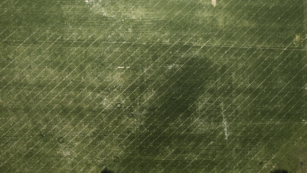 una vista aérea de un campo verde con una vista de pájaro de un