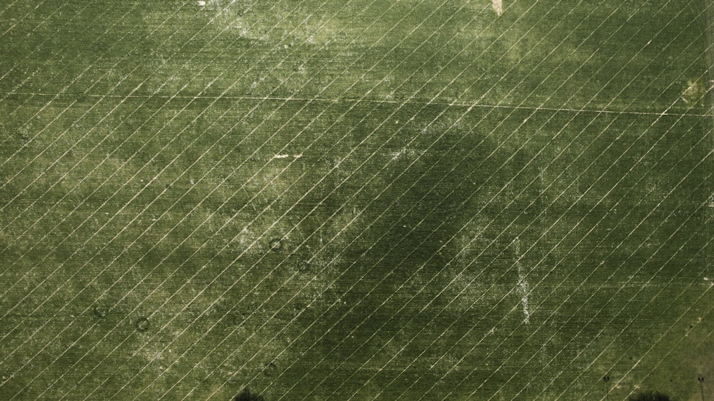 uma vista aérea de um campo verde com uma visão panorâmica de um