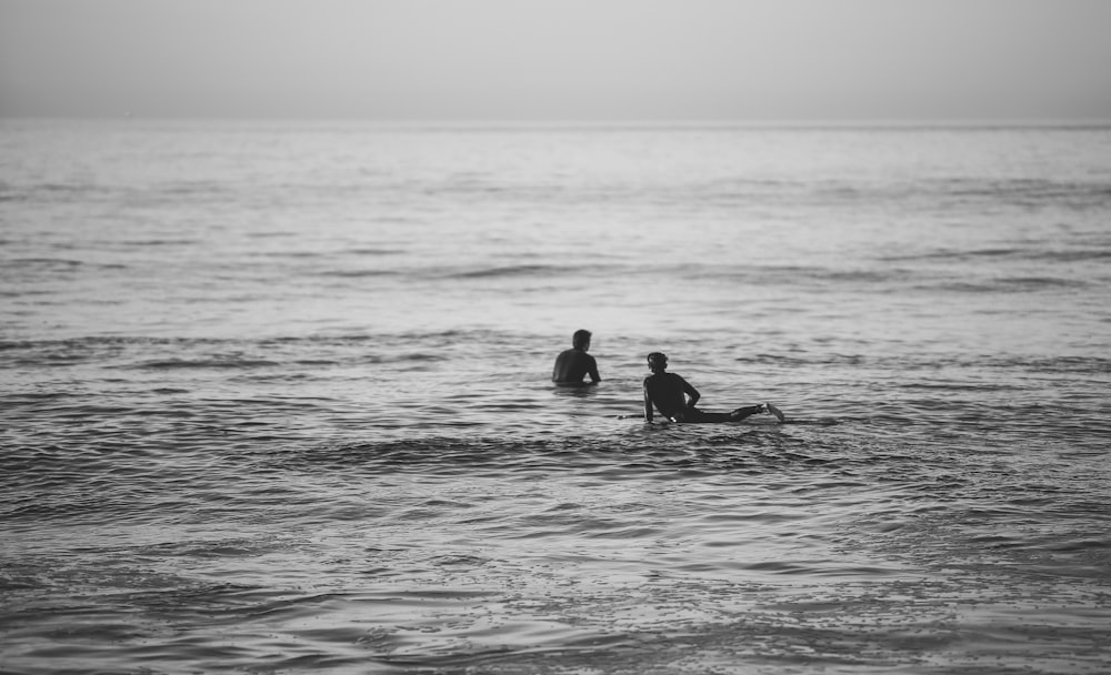 2 pessoas na água durante o dia