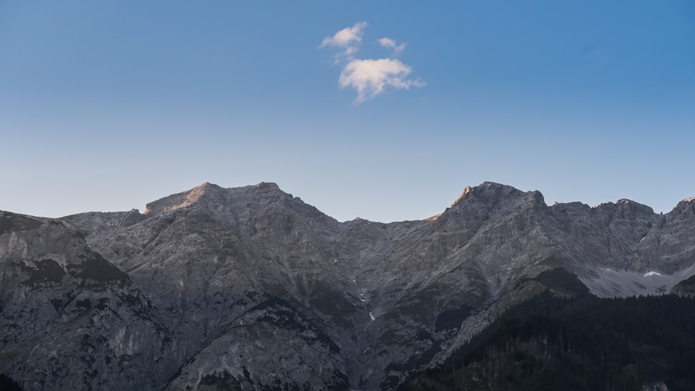 Montaña rocosa bajo el cielo azul durante el día