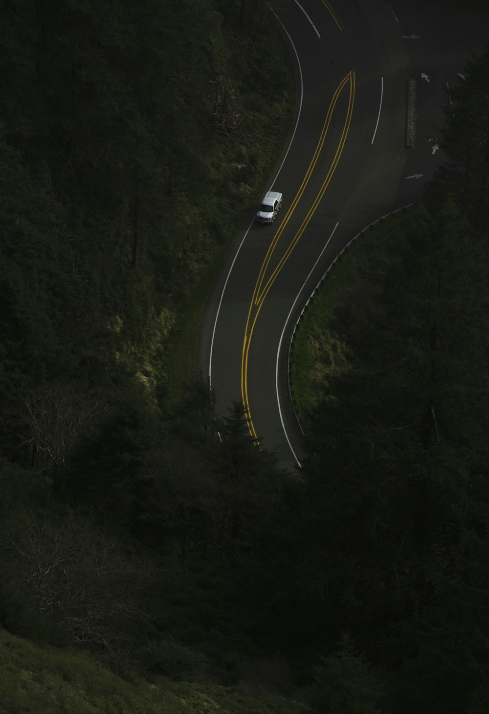 Fotografía aérea de una carretera sinuosa