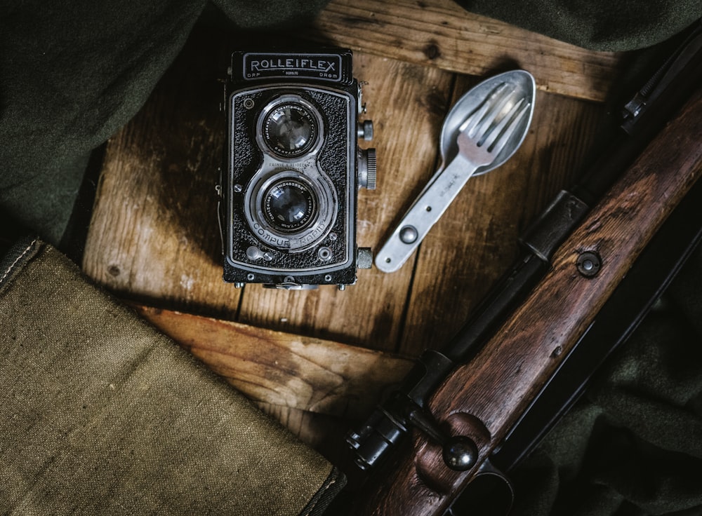 caméra de la terre noire à côté de la cuillère et de la fourchette