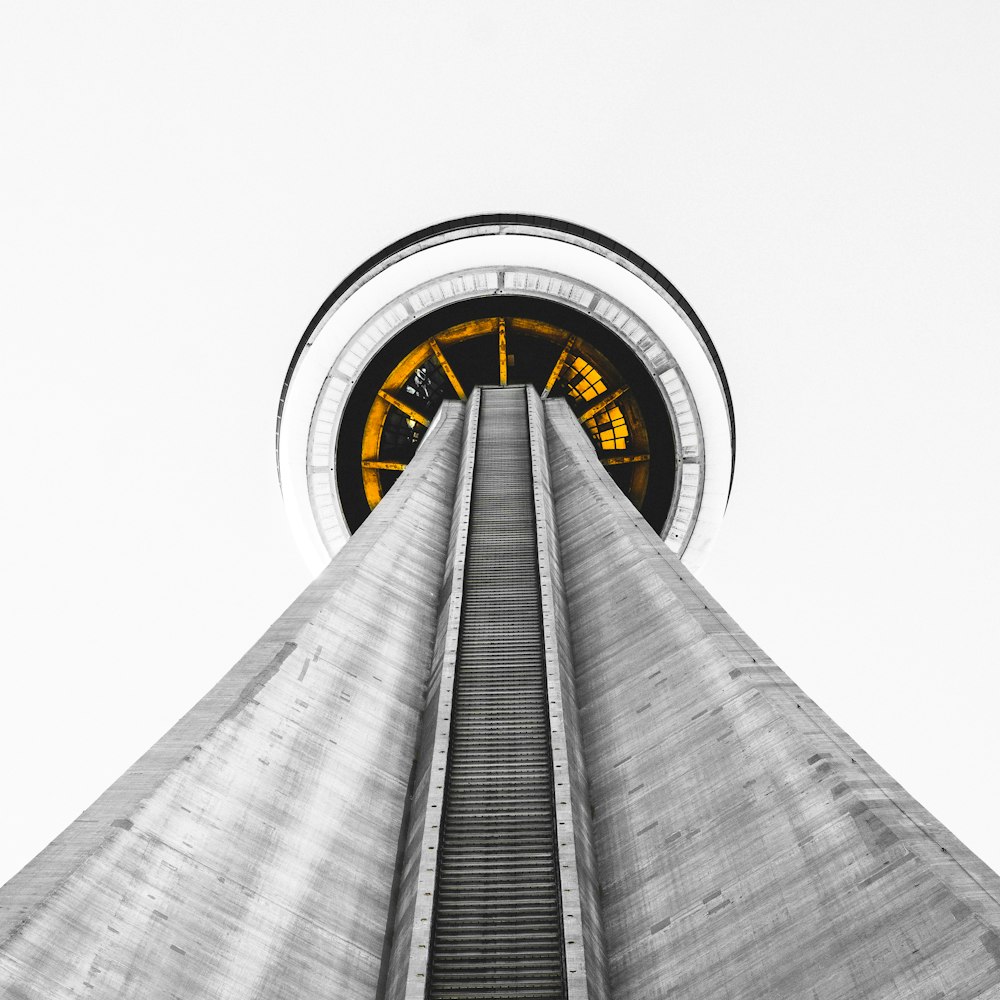 Photographie en contre-plongée d’un immeuble de grande hauteur en béton gris