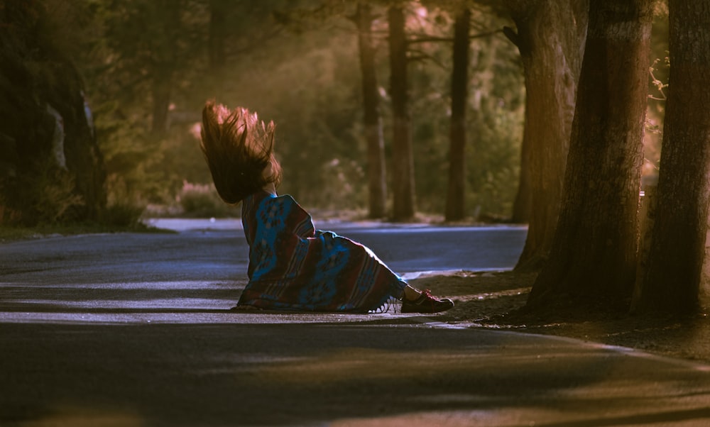 Mujer al lado del árbol