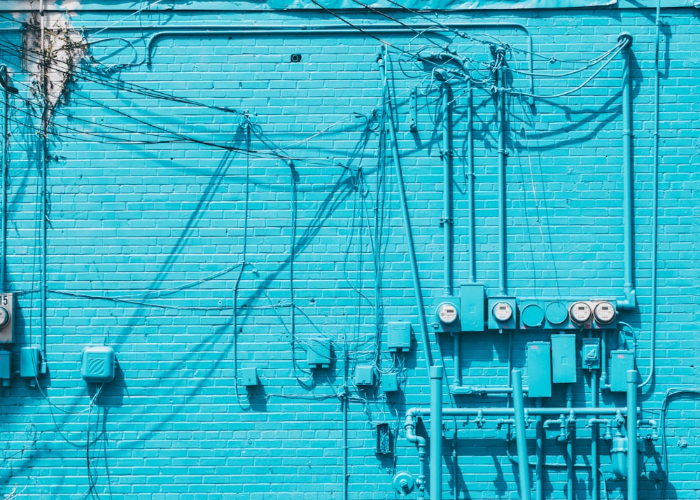 Contador eléctrico en pared de ladrillo azul