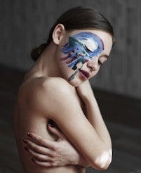 femme peinture œil onlyfans mym
