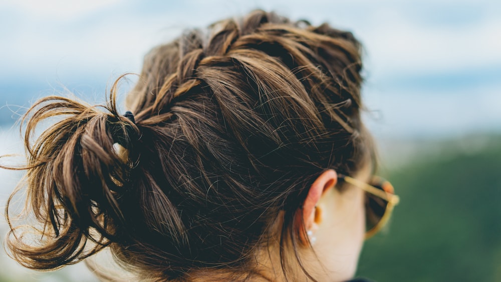 Frau mit goldfarbener Sonnenbrille