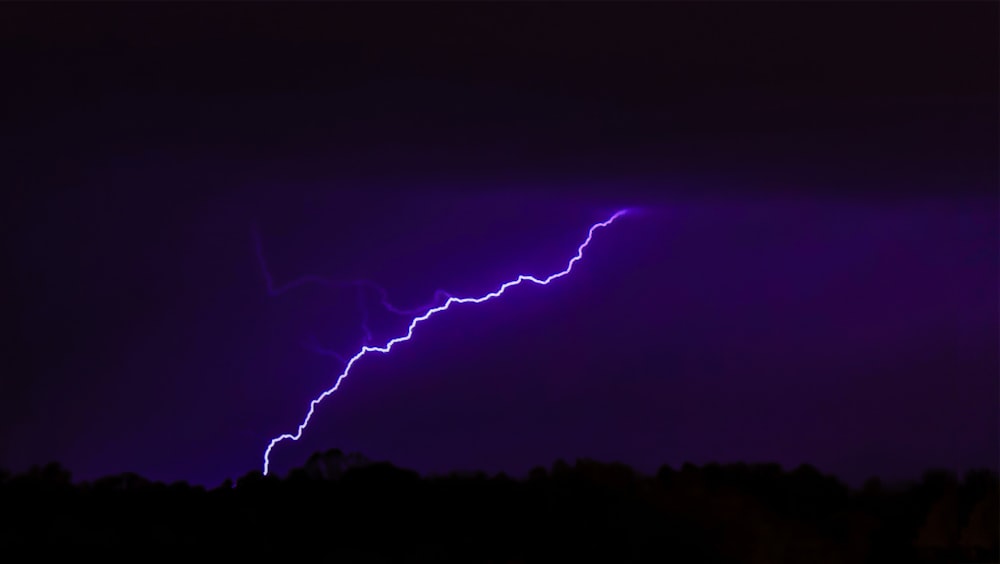 Blitz schlägt in den Berg ein