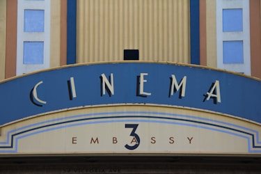 Creando un Sitio Web Moderno para la Embajada Creativa